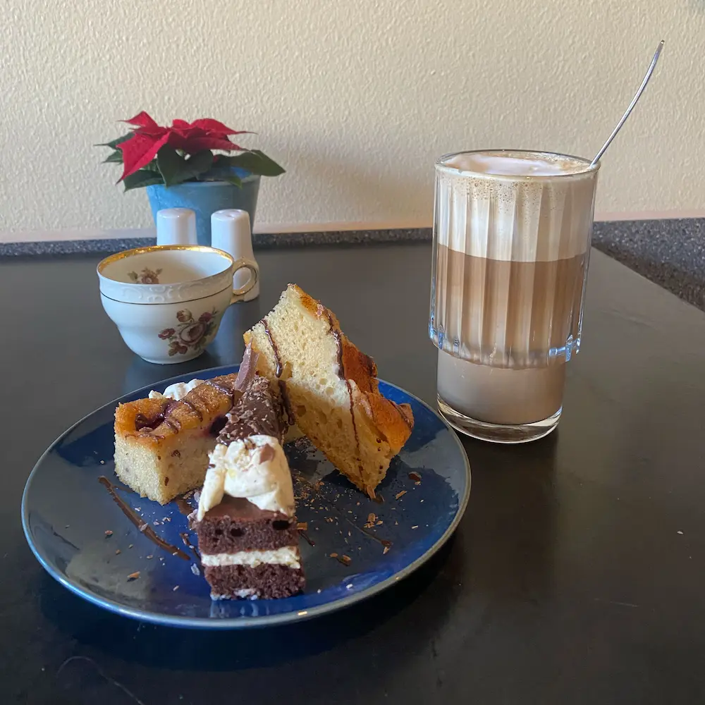 Billede af kaffe og kage