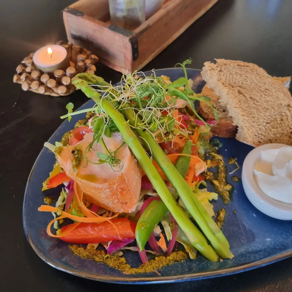 Billede af en salat med laks