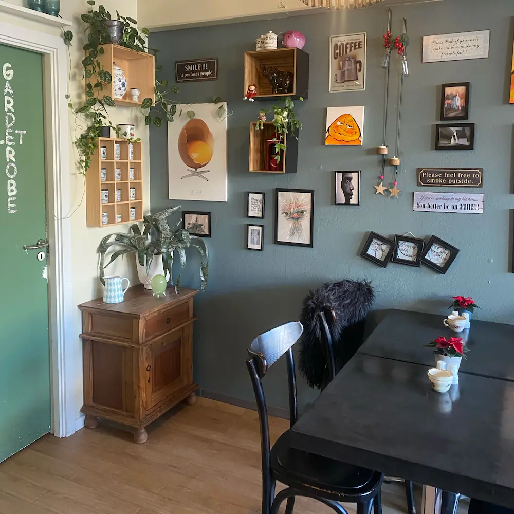 Billede af bord og stole på caféen