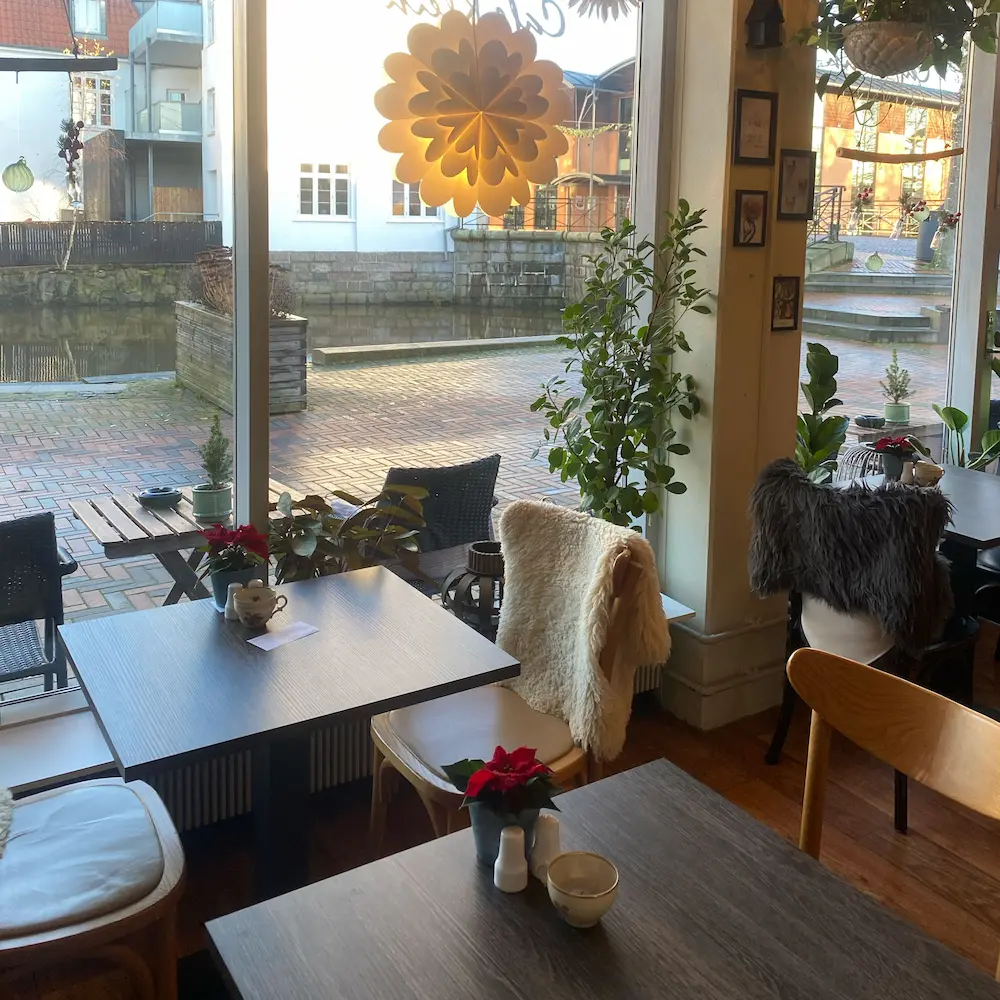 Billede af caféen ved vinduet