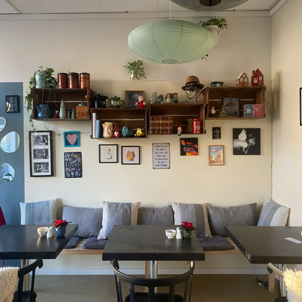 Billede af endevæggen på caféen med billeder og nips